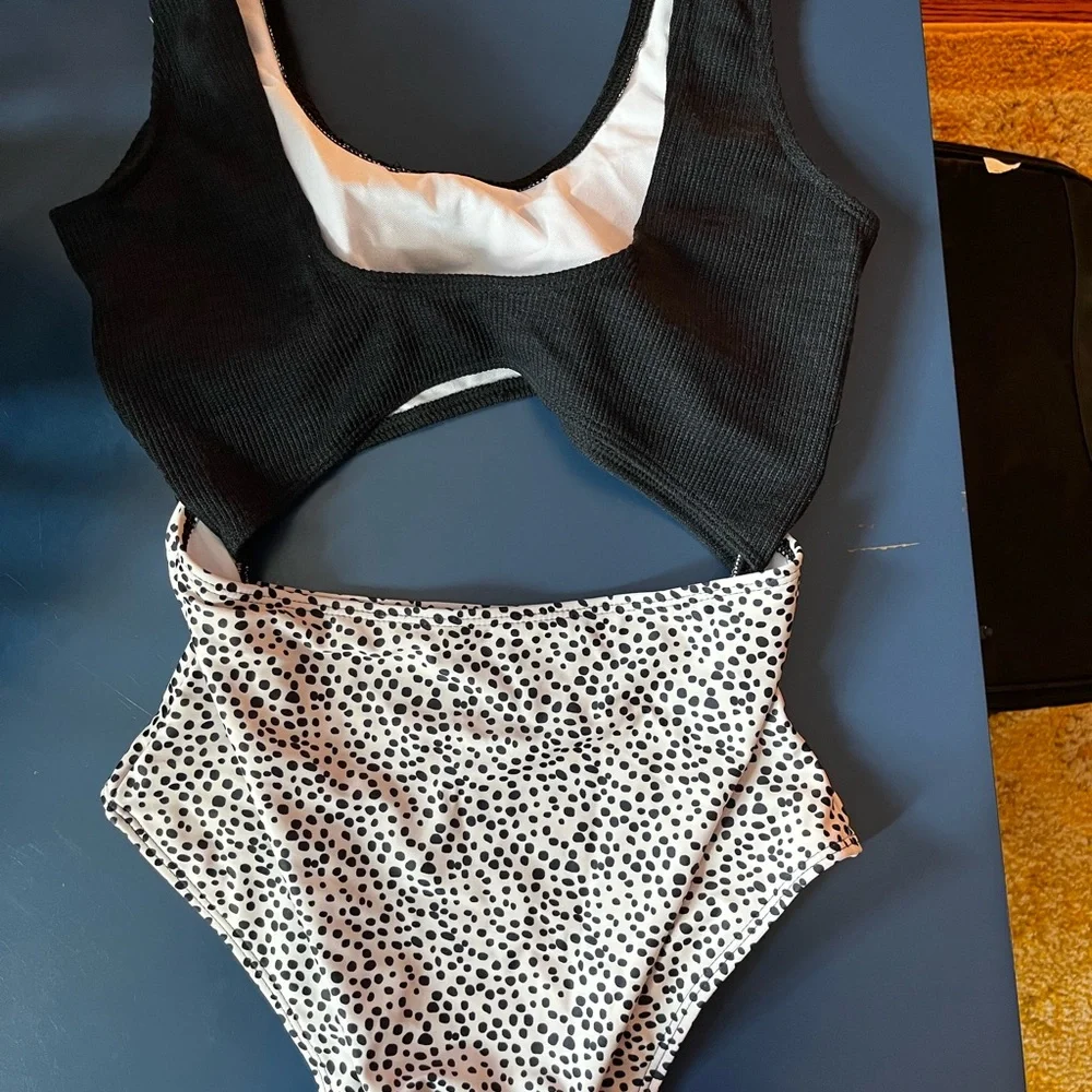 Super cute swim suit. Size medium - Picture 2 of 2